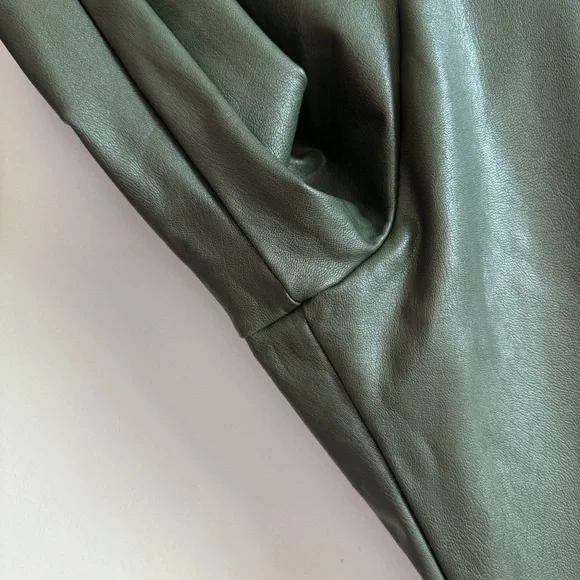 🏷️ SOLD • COMMANDO • Perfect Control Faux Leather Leggings in Pine • Medium - Picture 5 of 10